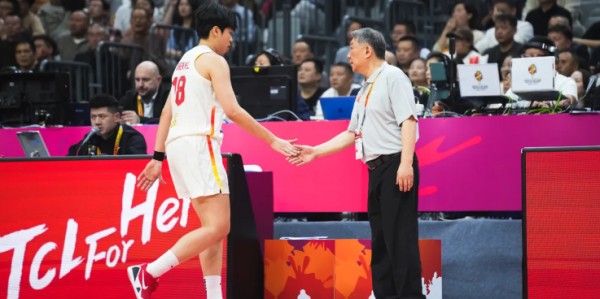 bob半岛体育-中国女篮半场领先南苏丹10分：张子宇8分 李月汝2分3犯规低迷