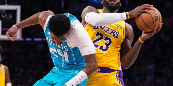 bob半岛体育登录入口-末节连中续命球仍惨败！41岁勒布朗沮丧直接回更衣室：空砍29+9+6