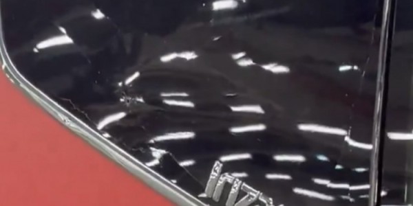 科贝：马竞大巴遭巴萨极端球迷投掷物品袭击，导致车窗破裂