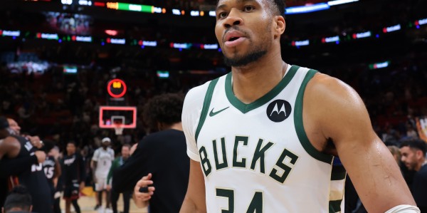 怎么办？字母哥10月开始将获得续约资格 均薪将达到约7000万美元